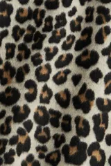 Pollera midi de tiro alto con estampado de leopardo, diseño recto y abertura posterior.