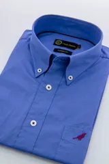 Camisa blanca de poplin 100% algodón, corte clásico, con cuello button down, manga larga, bolsillo en el pecho con logo bordado de pájaro rosa.