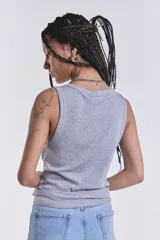 Musculosa gris de morley con cuello redondo y sisas amplias.