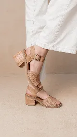 Sandalias de cuero combinadas en azul y negro, con diseño de textura croco en la capellada, costuras en contraste y taco ancho de madera. Poseen tira al tobillo con hebilla metálica regulable.