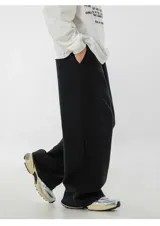 Pantalón deportivo baggy color negro, de algodón, con corte holgado y tiro alto.