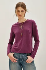 Remera de manga larga color marrón oscuro, con cuello redondo y corte holgado.