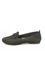 Mocasín plano confeccionado en tejido textil color negro, con diseño flexible y detalle de estribo metálico en el empeine.
