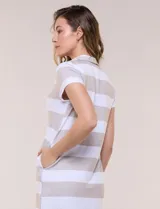 Vestido corto de estilo náutico y polo, marca Cupio, con diseño de mangas cortas, cuello con solapa y escote en V. Presenta un estampado de rayas horizontales en color beige y blanco, con un corte recto de silueta suelta que brinda comodidad y un calce relajado.