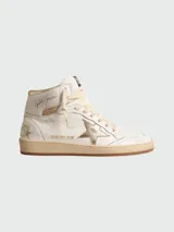 Botines de caña alta color blanco con detalles en dorado, cordones color crema y suela color caramelo.