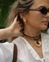 Aros tipo argollas de diseño artesanal con acabado texturizado y forma irregular. Fabricados en bronce y alpaca, con pernos y cierres de plata 925.