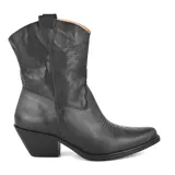 Bota cowboy de cuero negro con bordados decorativos en el empeine y la caña. Tiene un tacón bajo y punta fina. El diseño es de la marca Marco Donatti, modelo Texas.
