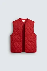 Parka de corte regular confeccionada en tejido técnico repelente al agua. Presenta cuello subido ajustable con cordón, cierre frontal con cremallera oculta por solapa con botones a presión, bolsillos de plastrón con solapa en la cadera y cintura ajustable con cordón. Incluye un forro interior acolchado desmontable.