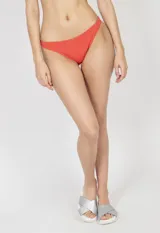 Bombacha de bikini color amarillo liso, de corte clásico.