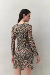 Vestido corto de mangas largas con estampado animal print en tonos tierra.