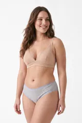 Soutien básico de algodón color blanco, con tirantes anchos y detalles de encaje en los bordes del escote y sisas.