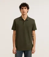 Remera polo de manga corta color verde militar, confeccionada en algodón peruano con cuello convencional y cierre de botones.