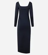 Vestido midi de microfibra color marrón, con escote cuadrado, manga larga y corte ajustado al cuerpo. Presenta una abertura lateral en la falda.