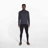 Buzo deportivo negro de poliéster reciclado y spandex, con cierre de un cuarto, mangas largas con orificios para los pulgares y logo Merrell estampado en el pecho.