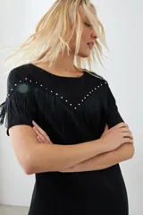 Vestido corto negro con cuello redondo, mangas cortas y detalle de flecos en el pecho.