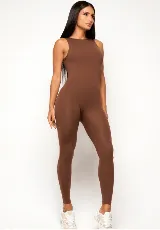 Mono deportivo largo de una pieza, color marrón, con cuello redondo alto y diseño sin mangas. Confeccionado en tejido de poliamida con efecto modelador y ajuste de compresión media.