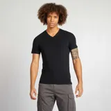 Camiseta negra de corte recto con cuello en V y mangas cortas.