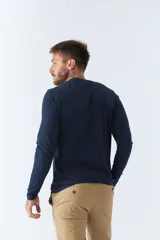 Remera básica de hombre color azul marino, de manga larga, con cuello redondo y logo estampado en el pecho.