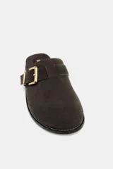 Zueco plano color marrón con hebilla metálica dorada.