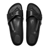 Sandalia Birkenstock modelo Madrid, confeccionada en material EVA ligero y flexible. Presenta una sola tira ajustable con hebilla metálica y plantilla anatómica moldeada.