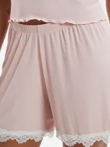 Short de pijama gris melange con cintura elástica y detalle de encaje blanco en el ruedo.