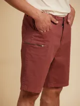 Bermuda de gabardina azul marino, con bolsillos laterales con cierre y bolsillos traseros ojal.