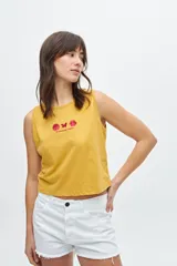 Musculosa mostaza con estampado de mariposa, yin yang y flor.
