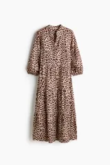 Vestido midi de algodón con estampado animal print de leopardo, escote en V con cuello mao y botones, mangas tres cuartos abullonadas y diseño escalonado en la falda.