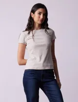 Remera color crema de rib, marca Tahari, con cuello redondo a la base y mangas cortas.