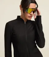 Campera deportiva negra de microfibra con textura, cuello padre, cierre por cremallera, bolsillos y detalle de dedito en los puños.