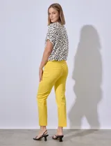 Pantalón de vestir verde esmeralda, de corte recto, con bolsillos laterales y traseros.