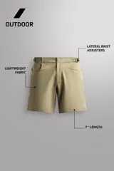 Pantalón corto de estilo técnico, color beige, con ajuste regular. Cuenta con cintura ajustable mediante cinturón de doble hebilla, cierre frontal con cremallera y botón a presión, bolsillos laterales y bolsillos con cremallera oculta.