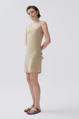 Vestido corto negro sin mangas, ajustado al cuerpo, confeccionado en lurex.