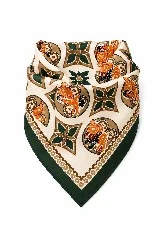 Pañuelo cuadrado de seda con estampado geométrico y floral en tonos crema, verde oscuro y naranja. Presenta un borde ancho en color verde y un diseño central con motivos de flores y figuras circulares.