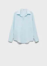 Camisa de lino celeste, de corte recto, con cuello camisero, cierre frontal de botones y mangas largas con puños abotonados.