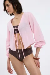 Camisa marrón de manga larga con lazo en el frente.