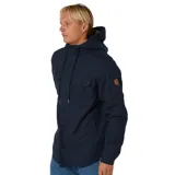 Campera azul marino con capucha forrada en sherpa, cierre frontal con botones, dos bolsillos en el pecho con solapa y logo de Rip Curl en parche de cuero sintético.