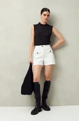 Short de algodón de tiro alto, color beige, con bolsillos delanteros tipo parche con solapa y botones a la vista.