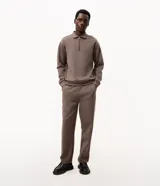 Pantalón masculino confeccionado en tejido de punto pesado con acabado liso, de corte recto y cintura elástica. Cuenta con bolsillos laterales funcionales.