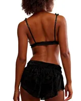 Bralette de encaje negro con malla transparente de puntos y ribetes de volantes en los bordes.