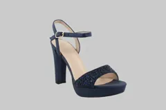 Sandalia de plataforma color azul marino, con taco alto cuadrado y tira frontal adornada con pedrería brillante en tonos azules. Incluye una tira ajustable con hebilla metálica en el tobillo.