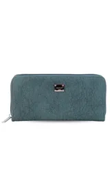 Billetera larga con cierre perimetral, confeccionada en material símil cuero con textura rugosa. Cuenta con placa metálica decorativa en el frente y múltiples compartimentos internos para tarjetas y billetes.