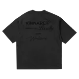 Remera marrón de algodón con estampado rosa que dice "VINNARE® RESPECTED Locally SOON Worldwide".
