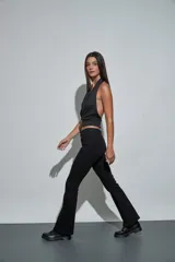 Jean de denim azul de corte flare y tiro medio, con sutil estampado en toda la prenda.