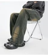 Jean de corte oxford con efecto desgastado, confeccionado en denim negro. Presenta pinzas decorativas en los tobillos y cintura con elástico en la parte trasera.