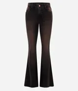 Pantalón de jean corte flare con lavado sobretinta en tono marrón oscuro. Presenta cintura media con trabillas, cierre frontal con cremallera y botón, cinco bolsillos funcionales y ruedo deshilachado.