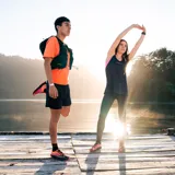 Remera deportiva de manga corta color naranja, con logo de la marca estampado en el frente. Confeccionada en tejido técnico elástico de secado rápido, ideal para actividades al aire libre.