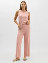 Pantalón tejido de corte recto y fluido, color rosado, con cintura ancha elastizada.