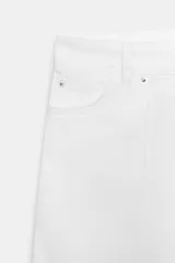 Jeans blancos de tiro medio y pernera ancha con corte barrel que se estrecha hacia el tobillo. Presenta cinco bolsillos, pliegues delanteros y cierre frontal con cremallera y botón metálico.