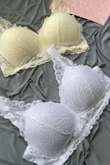 Kit de dos soutiens modelo Florence, confeccionados en puntilla elastizada con copas armadas sin aro, base ancha y breteles anchos regulables forrados en encaje. Incluye una unidad en color beige y otra en color blanco.